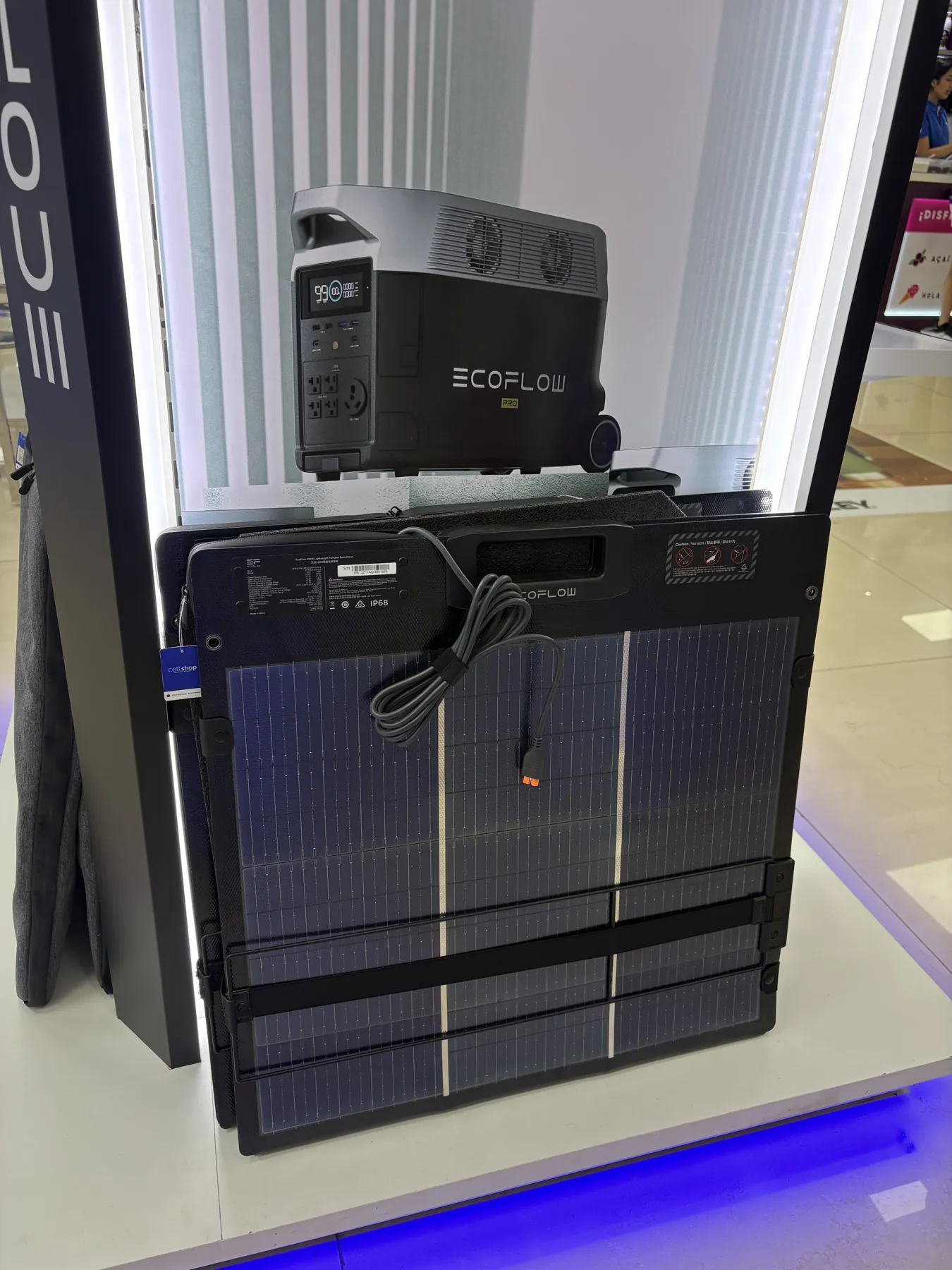 Exhibidor de EcoFlow con una estación DELTA y un panel solar portátil