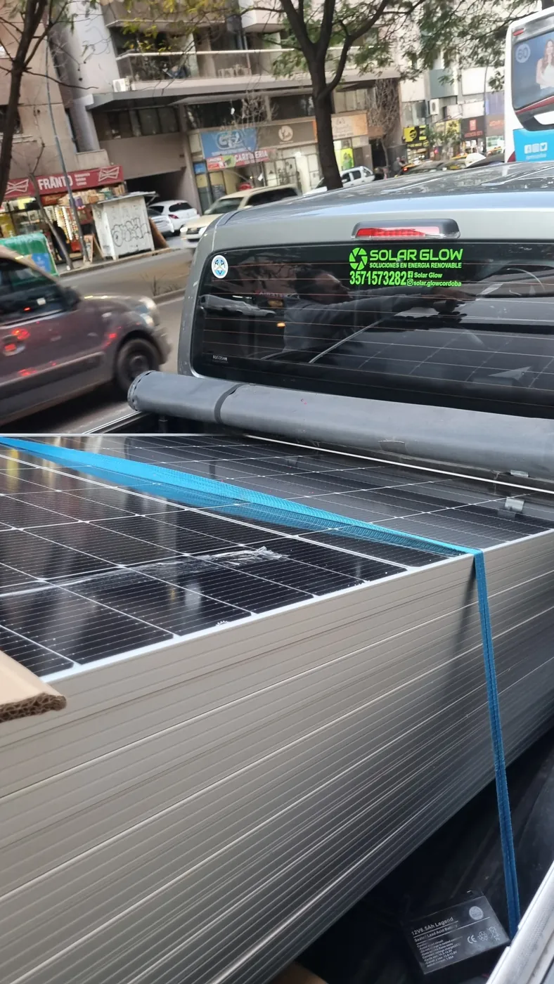 Camioneta con el logo de Solar Glow cargando paneles solares